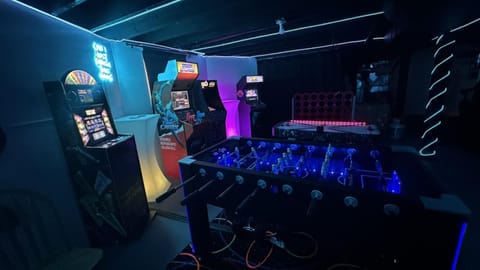 Sleeps 18 6BR Gym, Game Room and Theater House in Chicago