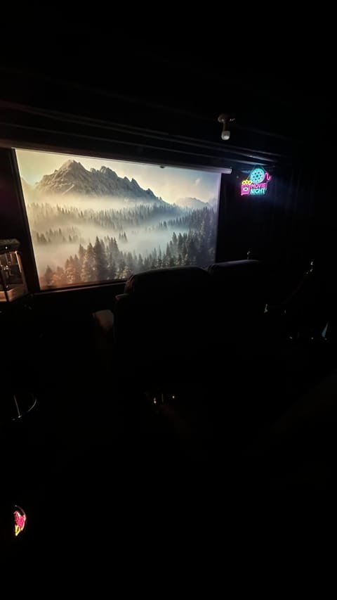 Sleeps 18 6BR Gym, Game Room and Theater House in Chicago