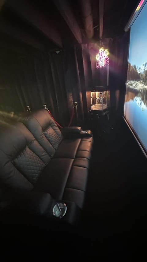 Sleeps 18 6BR Gym, Game Room and Theater House in Chicago