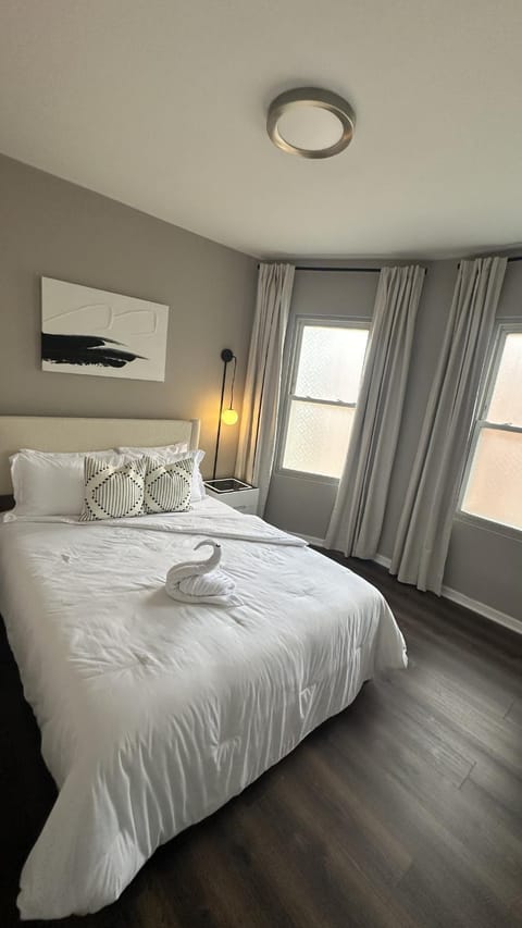 Sleeps 18 6BR Gym, Game Room and Theater House in Chicago