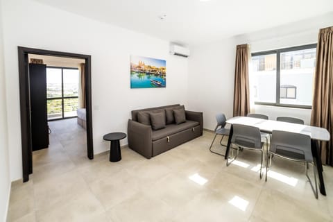 Corner Park View Deluxe Studio - by HostMT Apartment in Saint Paul's Bay