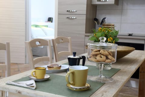Food and drinks, Dining area, Food