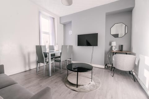 TV and multimedia, Living room, Photo of the whole room, Seating area, Dining area