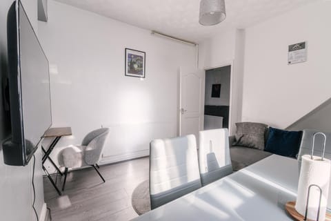 Communal lounge/ TV room, TV and multimedia, Living room, Seating area, Dining area, Evening entertainment