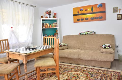 Communal lounge/ TV room, Spring, Day, Living room, Dining area, On site
