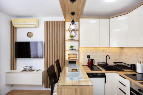 Coffee/tea facilities, Kitchen or kitchenette, Dining area, dishwasher, minibar, oven, stove, toaster