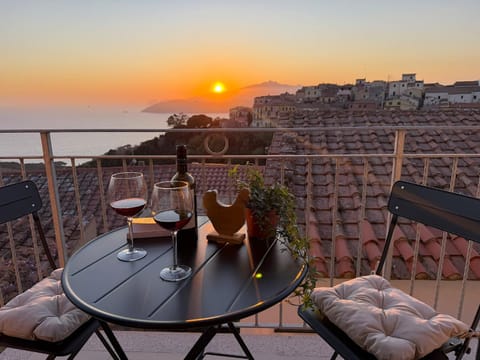 Facade/entrance, Balcony/Terrace, Balcony/Terrace, Mountain view, Sea view, Sea view, Sunset