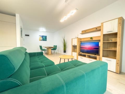 TV and multimedia, Living room, Seating area, Dining area, Evening entertainment
