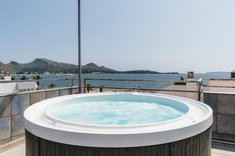 Natural landscape, Hot Tub, Mountain view, Sea view