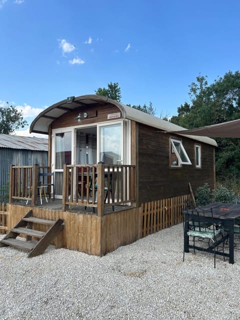 Roulotte équestre de la Trinacria Apartment in Fontvieille