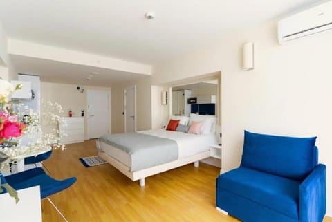 Bed, TV and multimedia, Living room, Photo of the whole room, Seating area, Bedroom, wardrobe, air conditioner