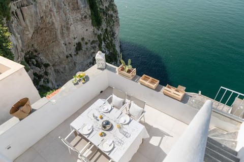 Patio, Day, Natural landscape, Balcony/Terrace, Food and drinks, Dining area, Food, Sea view