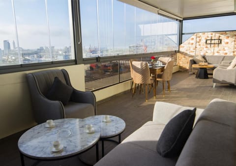 View (from property/room), Balcony/Terrace, Living room, Seating area, Dining area