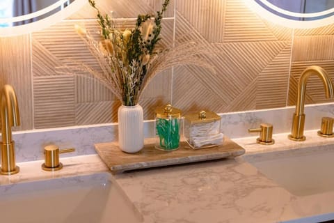 Spacious Modern Japandi Retreat - Winter Park House in Casselberry