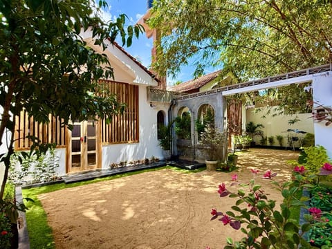Property building, Spring, Day, Garden view