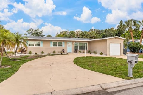 Tropical Haven Retreat 4 Beds 3 Baths Ultimate Family Vacation House in Bayshore Gardens