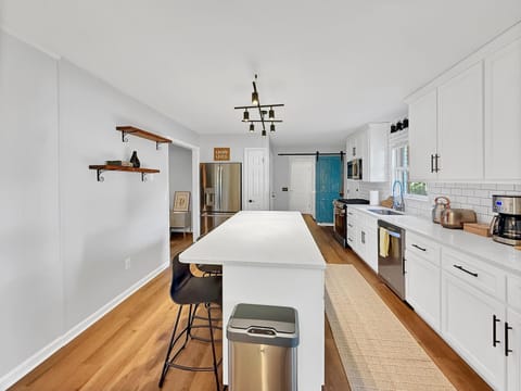 Kitchen or kitchenette, dishwasher