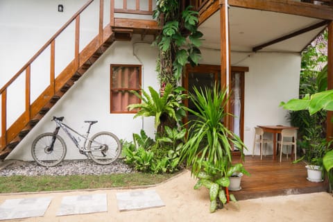 Property building, Patio, Facade/entrance, Day, Garden, Balcony/Terrace, Dining area, Garden view
