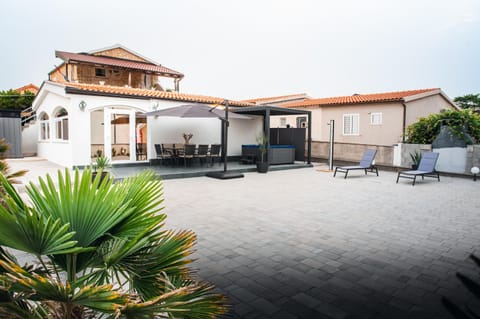 Shower, Property building, Patio, Garden, Hot Tub, Balcony/Terrace, Area and facilities, Swimming pool