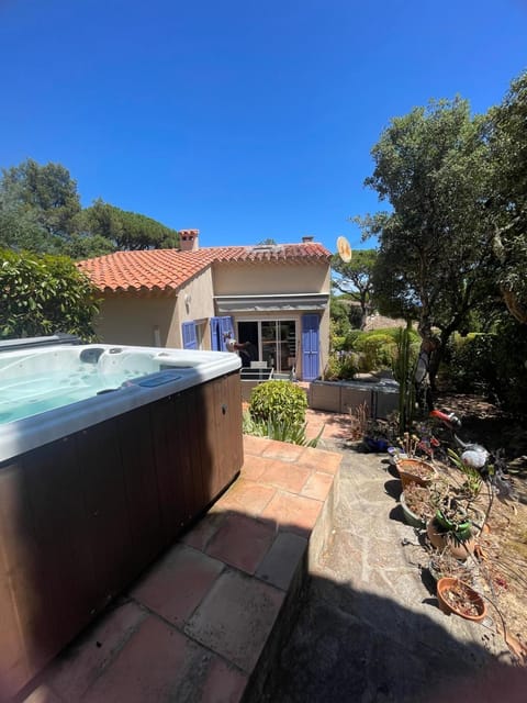 Property building, Day, Natural landscape, Garden, Hot Tub, Garden view