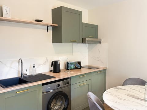 Coffee/tea facilities, Kitchen or kitchenette, stove, toaster, washing machine, kitchen