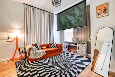 TV and multimedia, Living room, Seating area, Evening entertainment