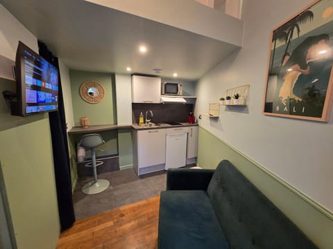 TV and multimedia, Kitchen or kitchenette, Living room, stove