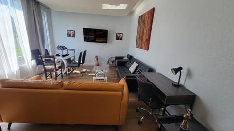 TV and multimedia, Living room, Seating area, Evening entertainment