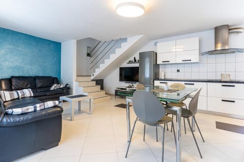 TV and multimedia, Living room, Dining area, stove, kitchen