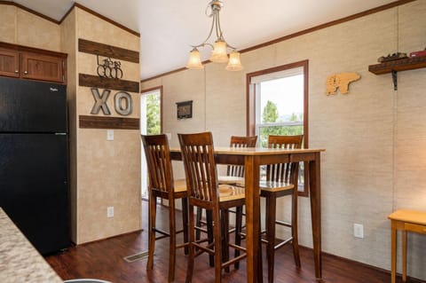 Zig Zag Retreat, Cozy, Pet-Friendly Escape Near Lakes, and Rocky Mountain National Park House in Rocky Mountain National Park