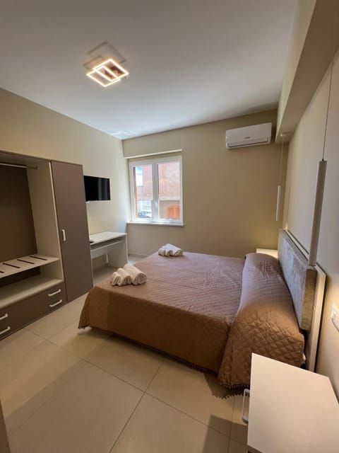 Bed, TV and multimedia, Photo of the whole room, Bedroom, air conditioner