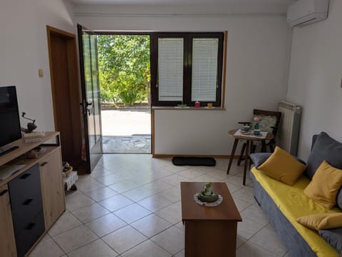 Living room, Seating area, air conditioner