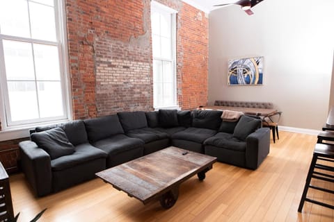 7 Beds off Georgia Street Near Convention Center Apartment in Indianapolis