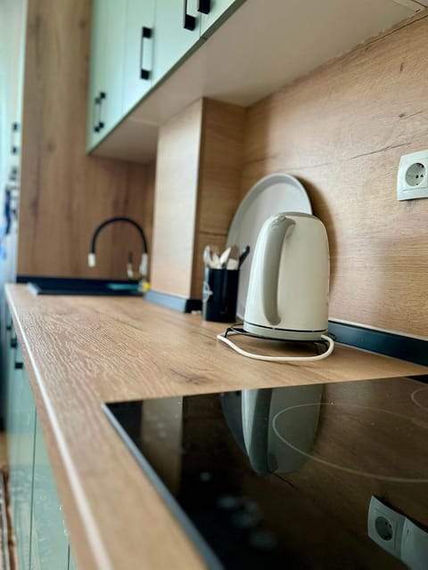 Kitchen or kitchenette, minibar