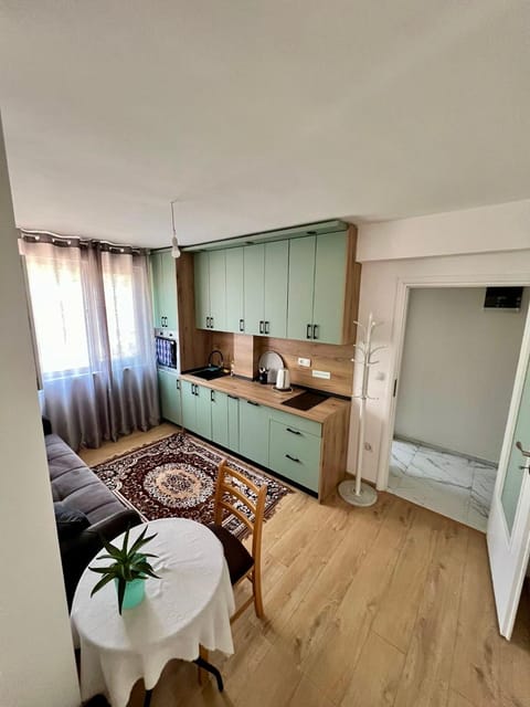 Kitchen or kitchenette, Dining area, minibar, oven