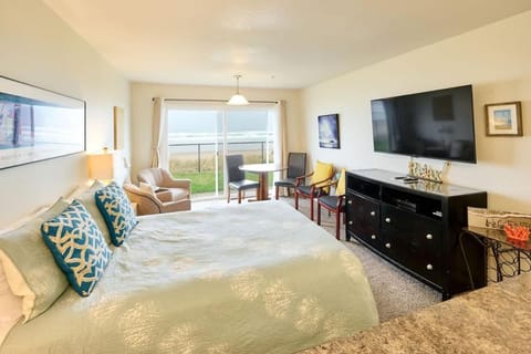 Ground Floor Beachfront Condo Suite - Sleeps 4 - Sauna and Pool House in Lincoln City