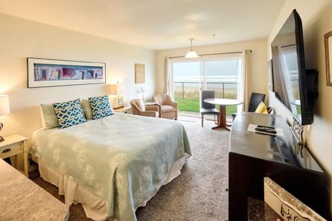 Ground Floor Beachfront Condo Suite - Sleeps 4 - Sauna and Pool House in Lincoln City