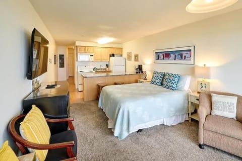 Ground Floor Beachfront Condo Suite - Sleeps 4 - Sauna and Pool House in Lincoln City