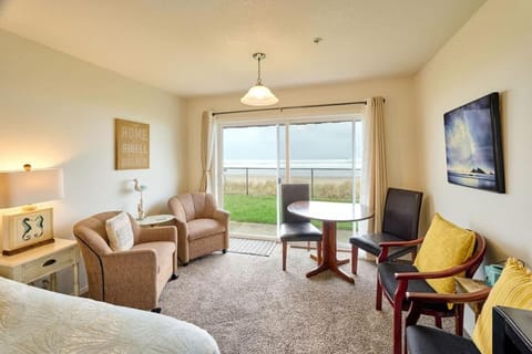 Ground Floor Beachfront Condo Suite - Sleeps 4 - Sauna and Pool House in Lincoln City