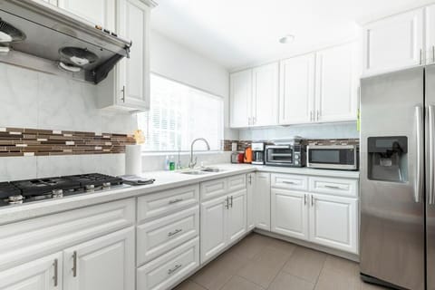 Ideal 4BR2BA Home for Family Vacations Apartment in Alhambra