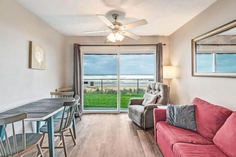 Ground Floor Beachfront Family-Sized Condo Suite - Pool and Hot Tub House in Lincoln City