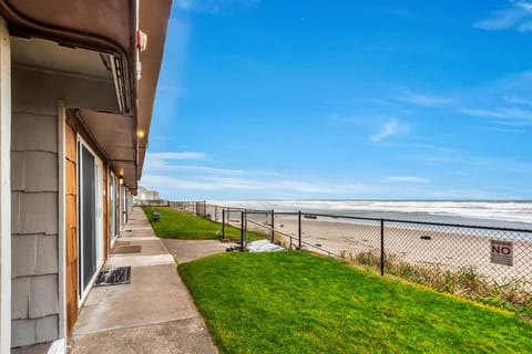 Ground Floor Beachfront Family-Sized Condo Suite - Pool and Hot Tub House in Lincoln City