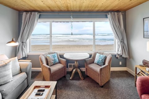 Spacious Beachfront Suite - Sleeps 7 - Second Floor - Pool and Sauna House in Lincoln City