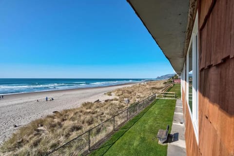 Spacious Beachfront Suite - Sleeps 7 - Second Floor - Pool and Sauna House in Lincoln City