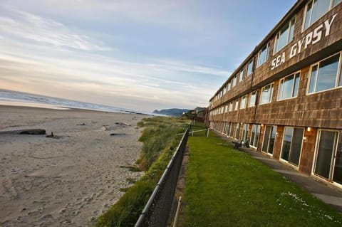 Spacious Beachfront Suite - Sleeps 7 - Second Floor - Pool and Sauna House in Lincoln City
