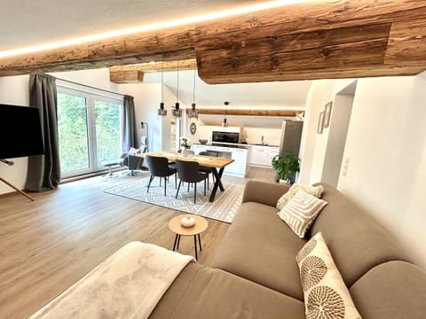 TV and multimedia, Kitchen or kitchenette, Living room, Seating area, Dining area