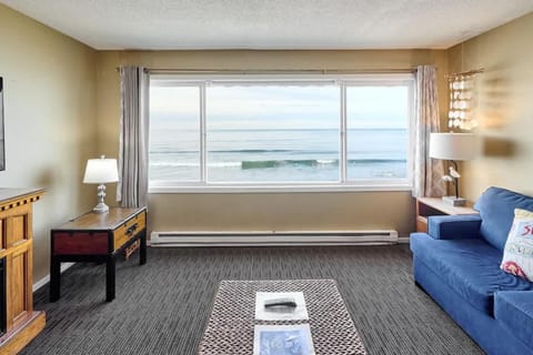 Premium Oceanfront Suite - Sleeps 8 - Top Floor - Pool & Sauna House in Lincoln City