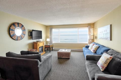 Premium Oceanfront Suite - Sleeps 8 - Top Floor - Pool & Sauna House in Lincoln City