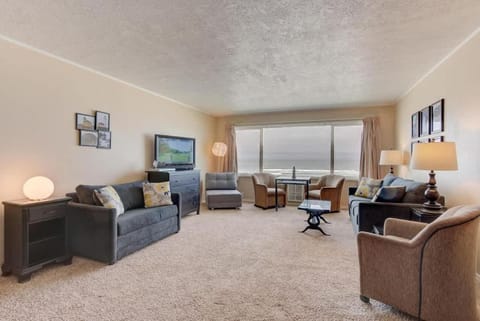 Spacious Beachfront Suite - Sleeps 8 - Top Floor - Pool and Sauna House in Lincoln City