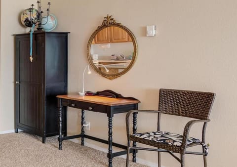 Spacious Beachfront Suite - Sleeps 8 - Top Floor - Pool and Sauna House in Lincoln City